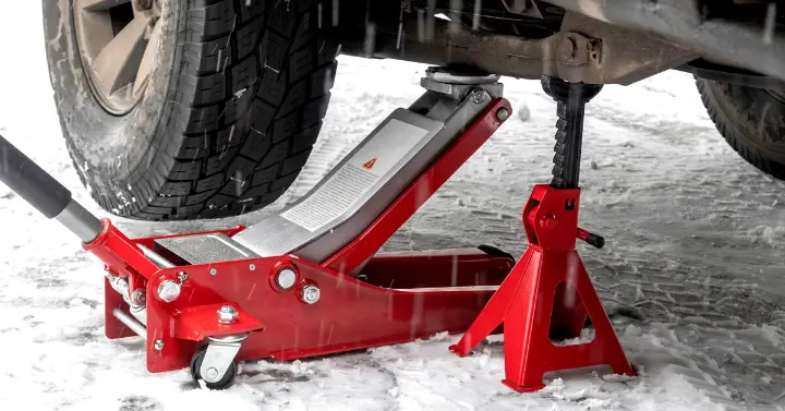 How to Use a Floor Jack on a Jeep Wrangler